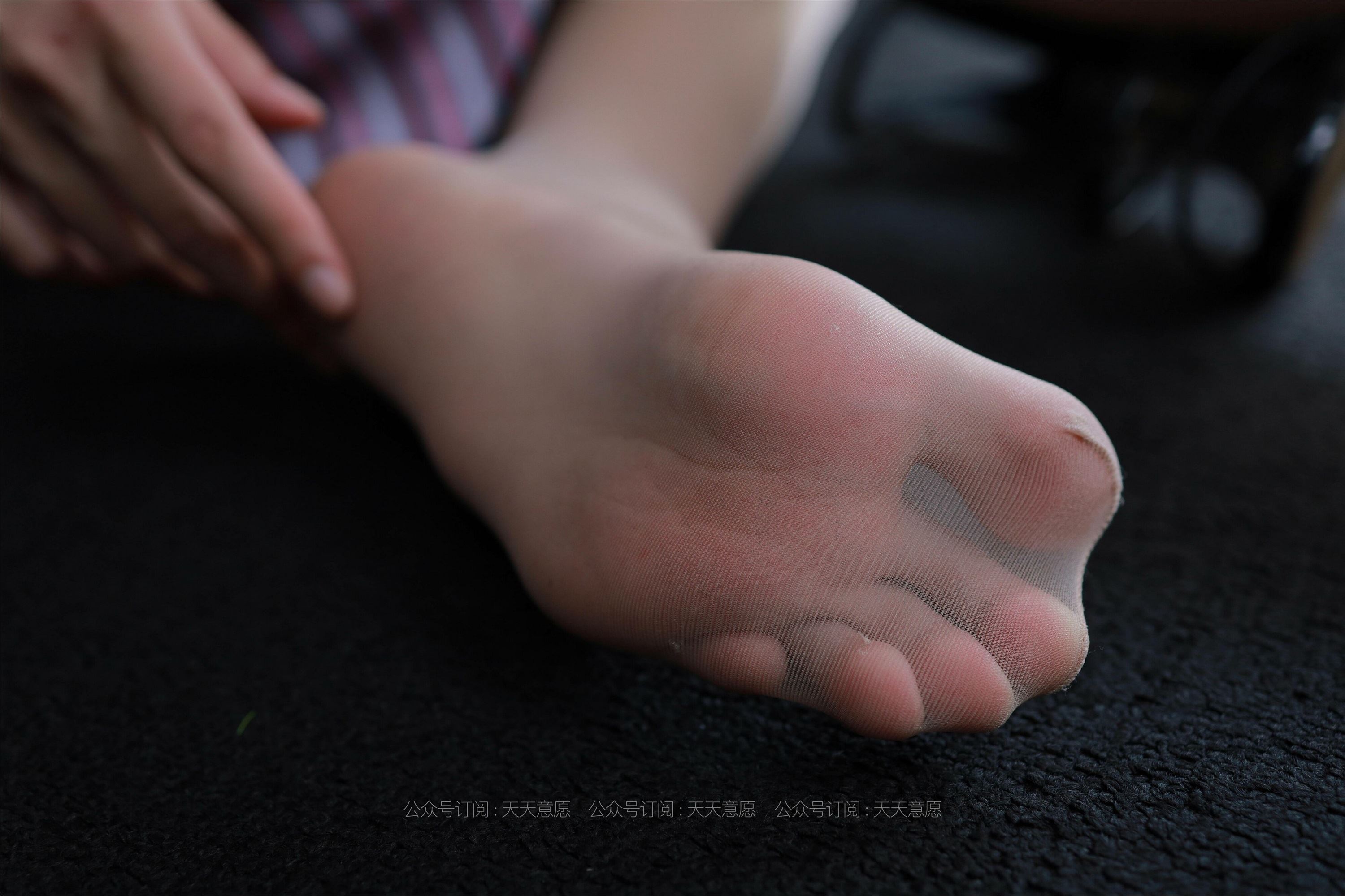 IESS异思趣向 - 模特：肉肉《桌底下的制服》